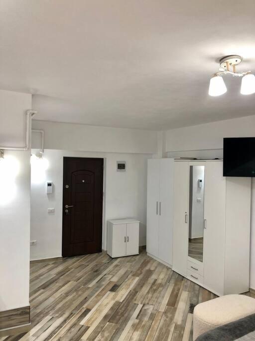 Garsoniera- Bulevard Dem Radulescu Râmnicu Vâlcea Eksteriør billede